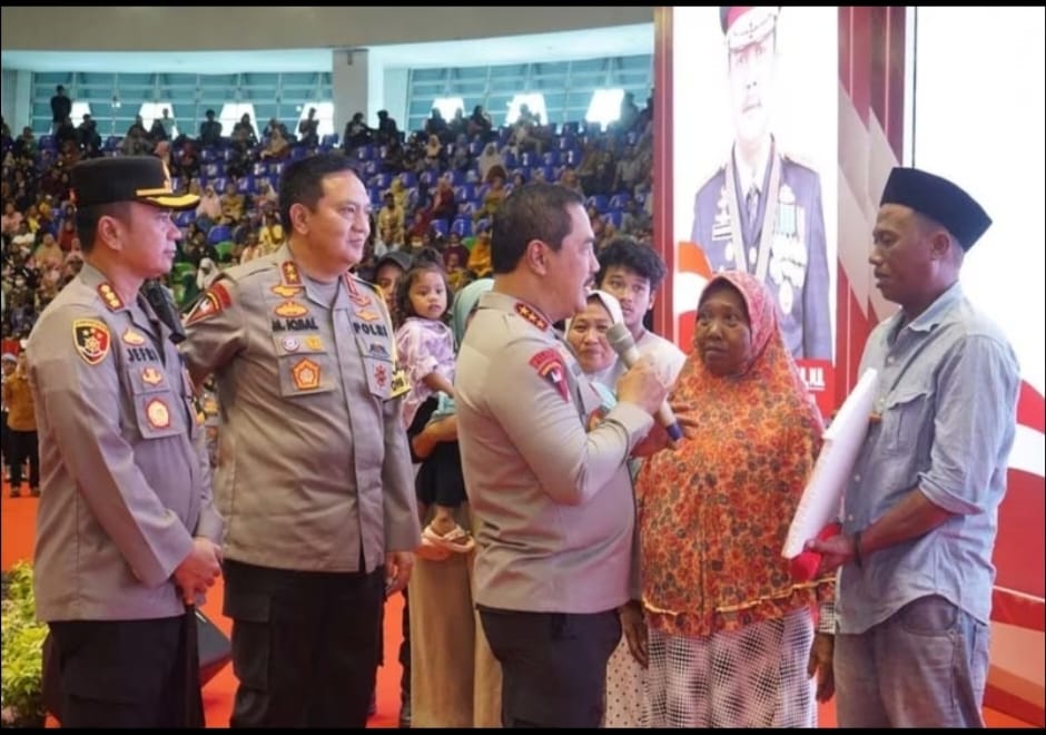 Tangis Bahagia Keluarga Penerima Bedah Rumah dari Wakapolri